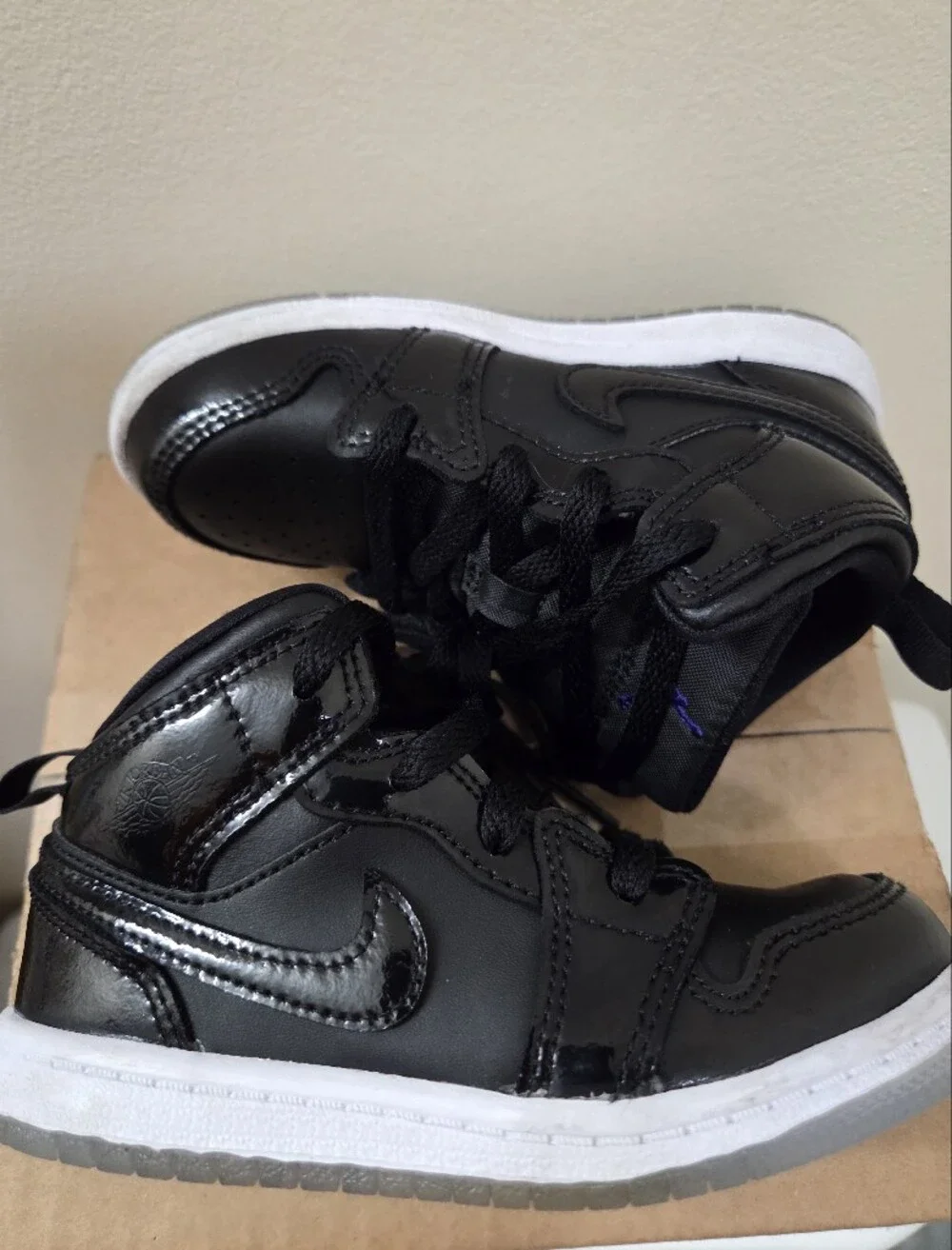 Nike Air Jordan 1 Mid SE. Toddler Size 9c. Black/ White/ Dark Concord.